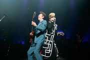 アンコールで夢の競演を果たした綾小路翔（写真右）と布袋寅泰（写真左）。