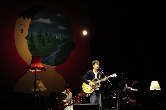 ステージのうしろには、アルバム「エピソード」のジャケットイラストが掲げられた。（撮影：TEPPEI）