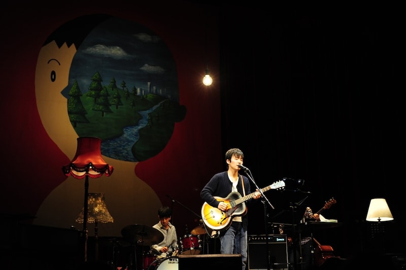 ステージのうしろには、アルバム「エピソード」のジャケットイラストが掲げられた。（撮影：TEPPEI）