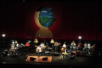 旧知の仲であるアーティストたちとのセッションに興じる星野。（撮影：TEPPEI）