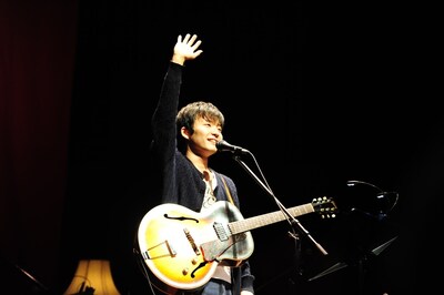 「家族なんです」を歌う前にはドラマの撮影現場のエピソードを披露した星野。DVDのリリースもちゃっかり告知した上、「ヒロユキおじさんだよー！」と叫んだ。（撮影：TEPPEI）