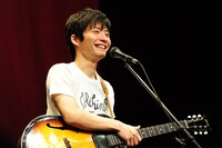 中盤で着ていたカーディガンを脱ぎ、丁寧にたたみテーブルの上へ乗せた星野。「あとで着るかもしれないでしょ？」と几帳面な性格を伺わせた。（撮影：TEPPEI）