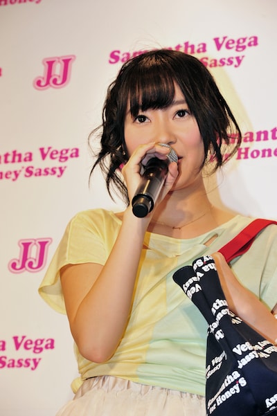 「Honey Sassy」ロゴ入りバッグを肩に掛けた指原莉乃。