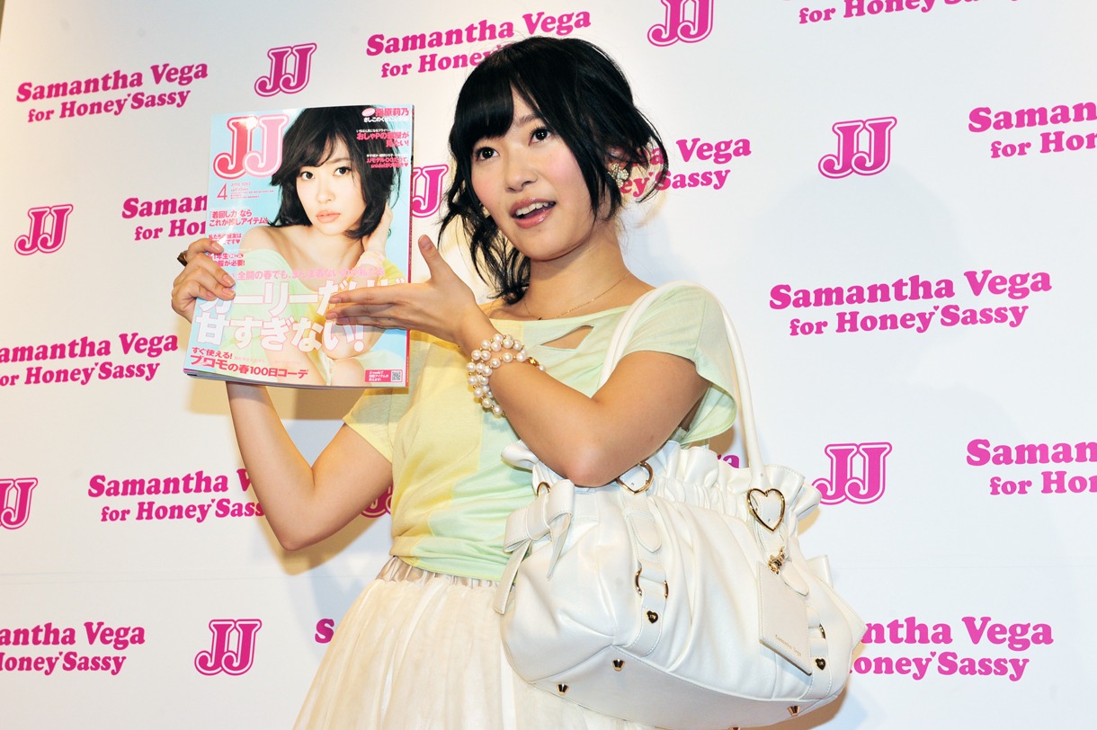 自身が表紙を飾るJJ 2012年4月号を手にする指原莉乃。
