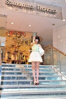 Samantha Thavasa DELUXE 表参道GATES店の店頭で記念撮影をする指原莉乃。