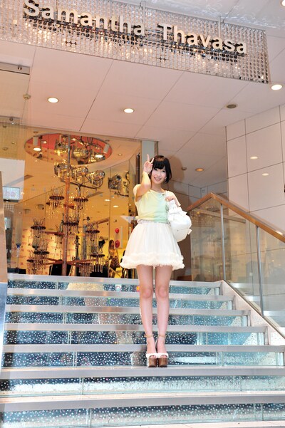 Samantha Thavasa DELUXE 表参道GATES店の店頭で記念撮影をする指原莉乃。