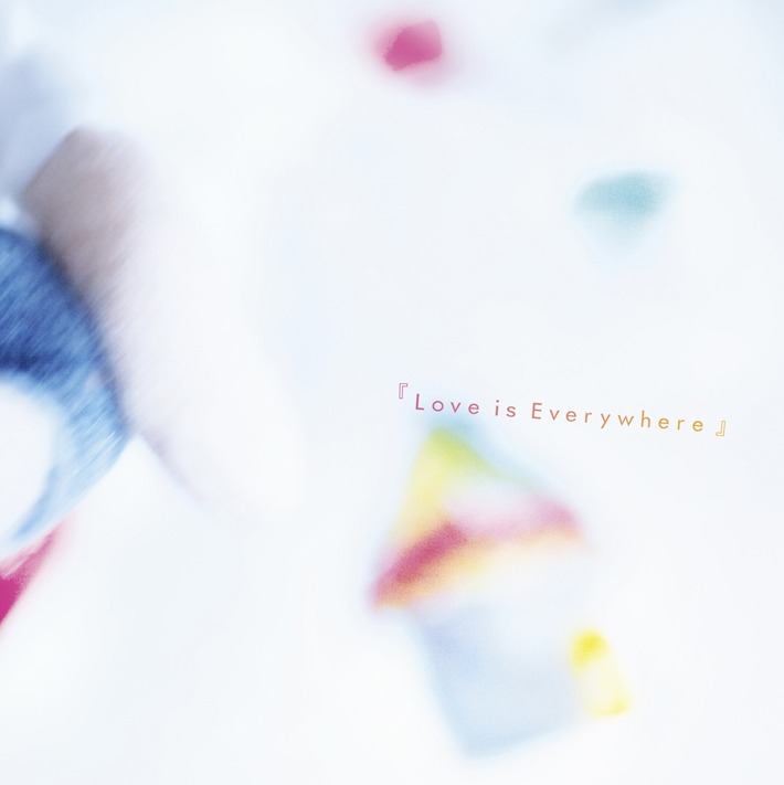 シングル「Love is Everywhere」初回限定盤ジャケット