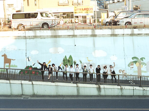 こちらはサポートメンバー6人も加えてのショット。