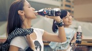 「ペプシネックス」の新CM「Tshirts Live」編のワンシーン。
