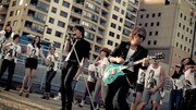 「ペプシネックス」のCMでライブさながらのパフォーマンスを見せるB'z。