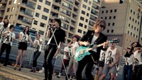 「ペプシネックス」のCMでライブさながらのパフォーマンスを見せるB'z。