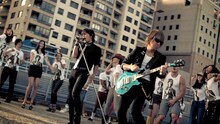 「ペプシネックス」のCMでライブさながらのパフォーマンスを見せるB'z。