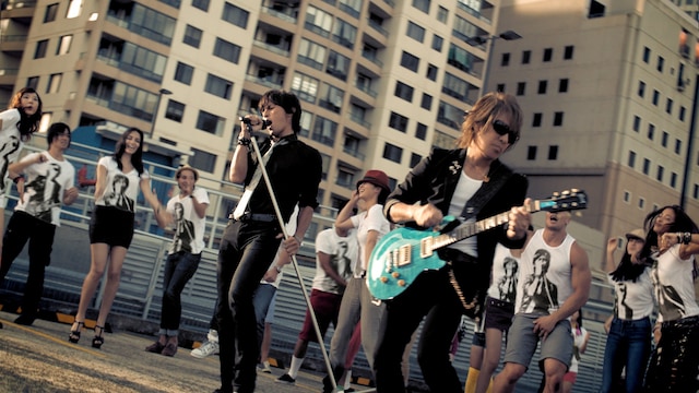 「ペプシネックス」のCMでライブさながらのパフォーマンスを見せるB'z。