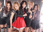 スタジオライブ収録時のSCANDALと相川七瀬。