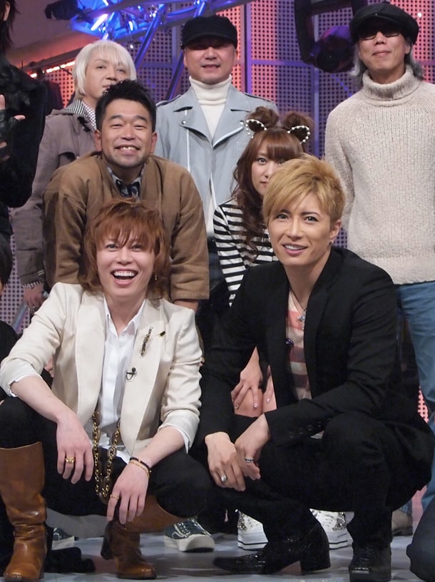 番組収録後に記念撮影するGACKT（写真右下）と西川貴教（左下 