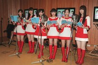 アフレコに挑戦する渡り廊下走り隊7。 (C)臼井儀人/双葉社・シンエイ・テレビ朝日・ADK (C)臼井儀人/双葉社・シンエイ・テレビ朝日・ADK 2012