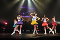 ツアー初日には新しい衣装も披露された。