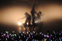 スクリーンに浮かび上がるももクロのシルエット。