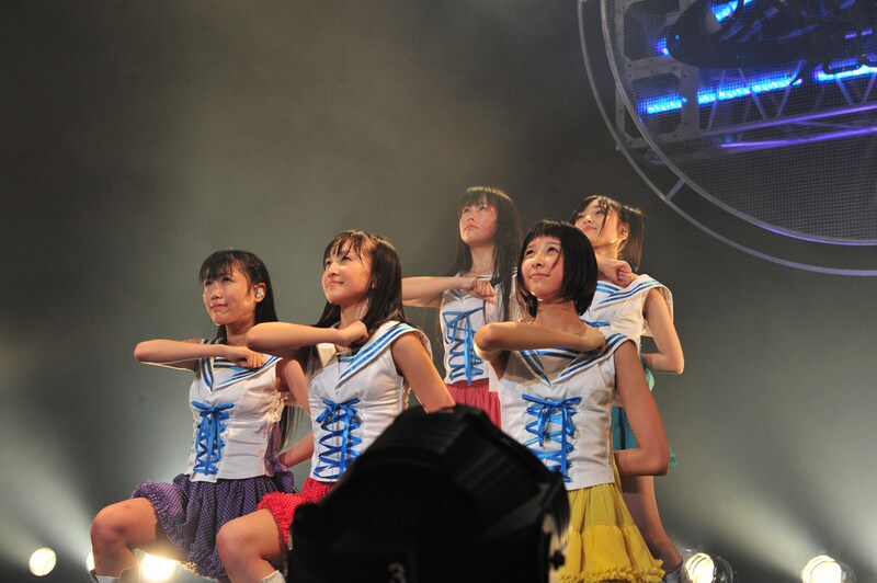 新曲「猛烈宇宙交響曲・第七楽章『無限の愛』」の決めポーズ。