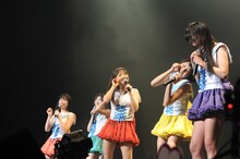 ツアーの“副船長”を自称する高城れに（写真右端）に「がんばるにゃん」とツアーの意気込みを宣言する4人。