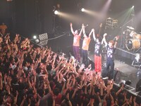 全曲を演奏し終えた後、手をつなぎオーディエンスに挨拶したNICO Touches the Wallsの4人。