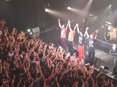 全曲を演奏し終えた後、手をつなぎオーディエンスに挨拶したNICO Touches the Wallsの4人。