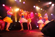 きゃりーぱみゅぱみゅ「もしもしクアトロ」の模様。