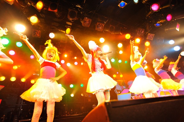 きゃりーぱみゅぱみゅ「もしもしクアトロ」の模様。