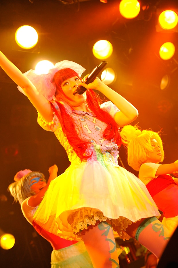 きゃりーはMCで「今日入り口でみんなに渡したチケットに、わたあめの匂いを擦りつけておきました！」と報告。