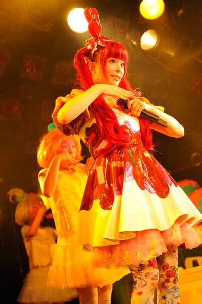 「でもでもまだまだ」から「つけまつける」までをパフォーマンスした3番目の衣装は、赤と白のドレススタイル。ハートが溶け出したようなモチーフのカチューシャがポイントだ。