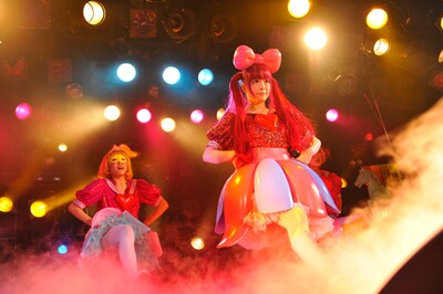 新曲「CANDY CANDY」を初パフォーマンスするきゃりーぱみゅぱみゅ。