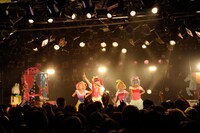 ステージセットは「非現実的な空間にしたい」というきゃりーの要望で、「PONPONPON」のビデオクリップに登場する装飾品が置かれた。