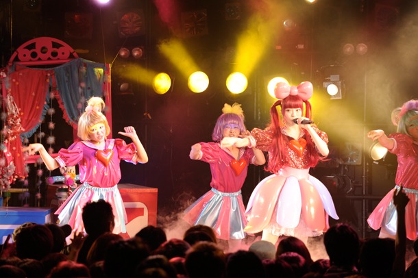 きゃりーぱみゅぱみゅ「もしもしクアトロ」の模様。