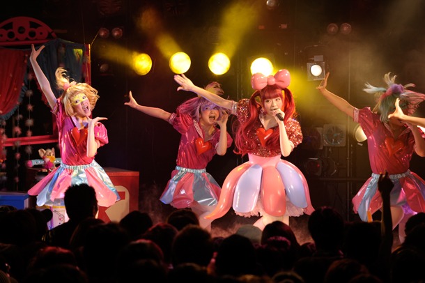 きゃりーぱみゅぱみゅ「もしもしクアトロ」の模様。