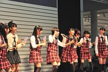 新曲「仮契約のシンデレラ」をかけて大喜びのエビ中。それぞれの振り付けは3月4日の発表をお楽しみに。