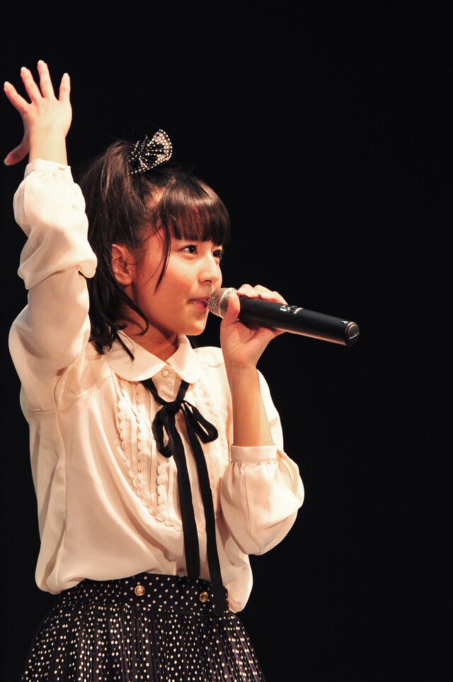 生誕記念ソロコーナーで「夢見る 15歳」を歌った瑞季。