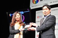 東北ブロック地方賞の盾を受け取った熊谷育美。