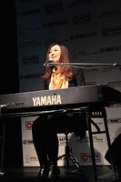 地方賞東北ブロック賞を受賞し、「雲の遥か」を歌う熊谷育美。