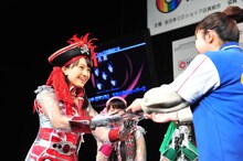 メンバーを代表し、大賞の盾を受け取った百田夏菜子（ももいろクローバーZ）。