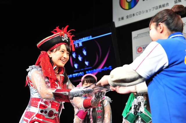メンバーを代表し、大賞の盾を受け取った百田夏菜子（ももいろクローバーZ）。