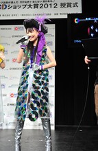 高城れにはCD約70枚を貼り付けた衣装で登場。この衣装は「私服です！」とのこと。