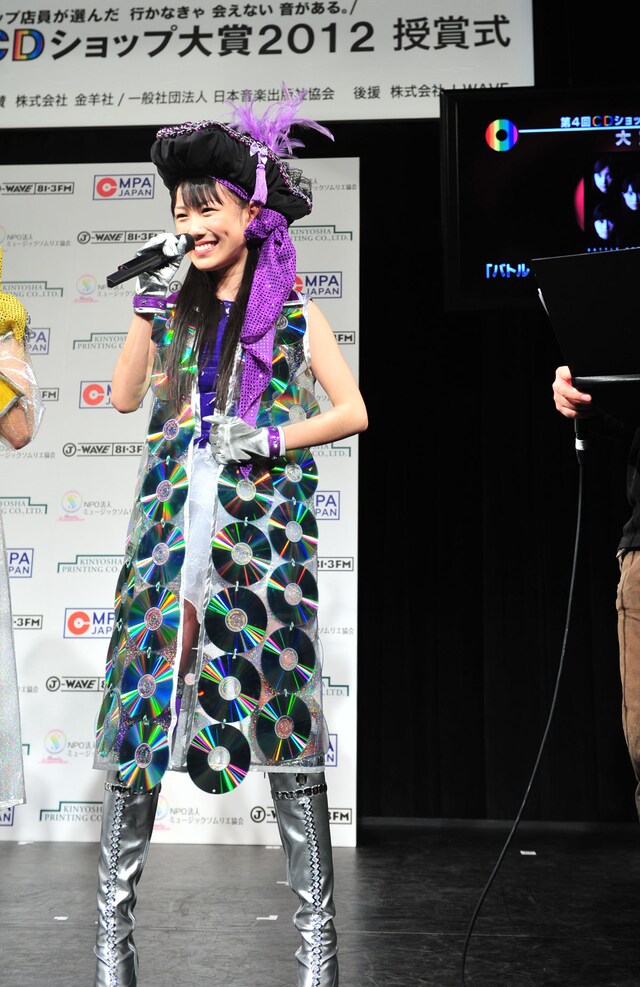 高城れにはCD約70枚を貼り付けた衣装で登場。この衣装は「私服です！」とのこと。