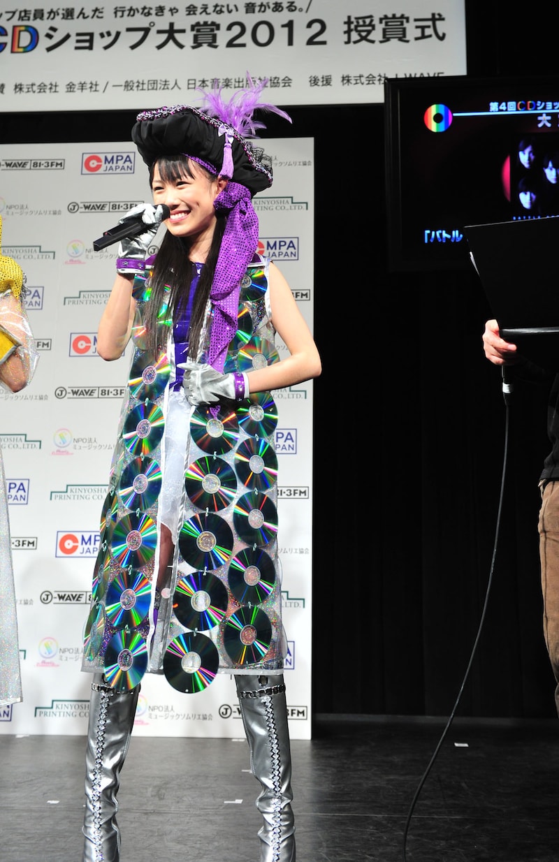 高城れにはCD約70枚を貼り付けた衣装で登場。この衣装は「私服です！」とのこと。