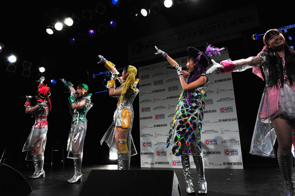 「猛烈宇宙交響曲・第七楽章『無限の愛』」をパフォーマンスするももいろクローバーZ。