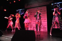 「猛烈宇宙交響曲・第七楽章『無限の愛』」をパフォーマンスするももいろクローバーZ。