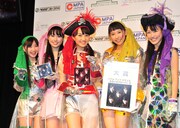 受賞の喜びを満面の笑顔でアピールするももいろクローバーZ。