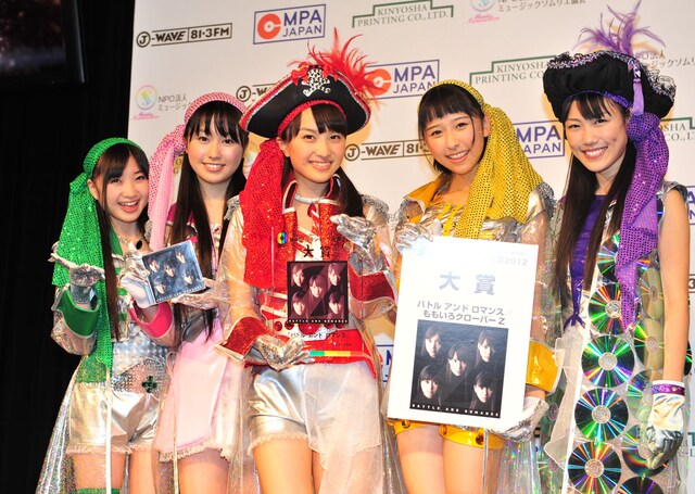 受賞の喜びを満面の笑顔でアピールするももいろクローバーZ。
