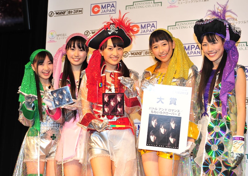 受賞の喜びを満面の笑顔でアピールするももいろクローバーZ。
