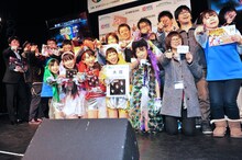 CDショップ大賞を受賞したももいろクローバーZ（写真中央）と、CDショップ店員組合の審査員たち。