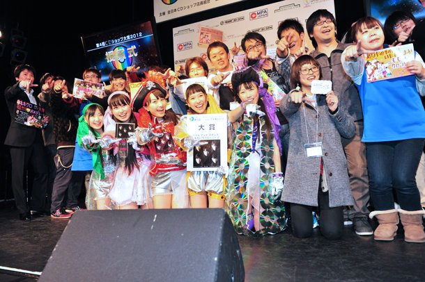 CDショップ大賞を受賞したももいろクローバーZ（写真中央）と、CDショップ店員組合の審査員たち。
